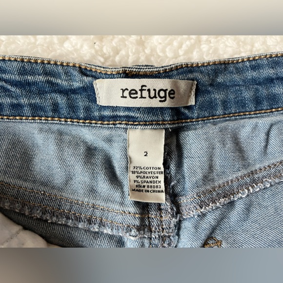 Rolled denim shorts / California closet staple! - Picture 2 of 3